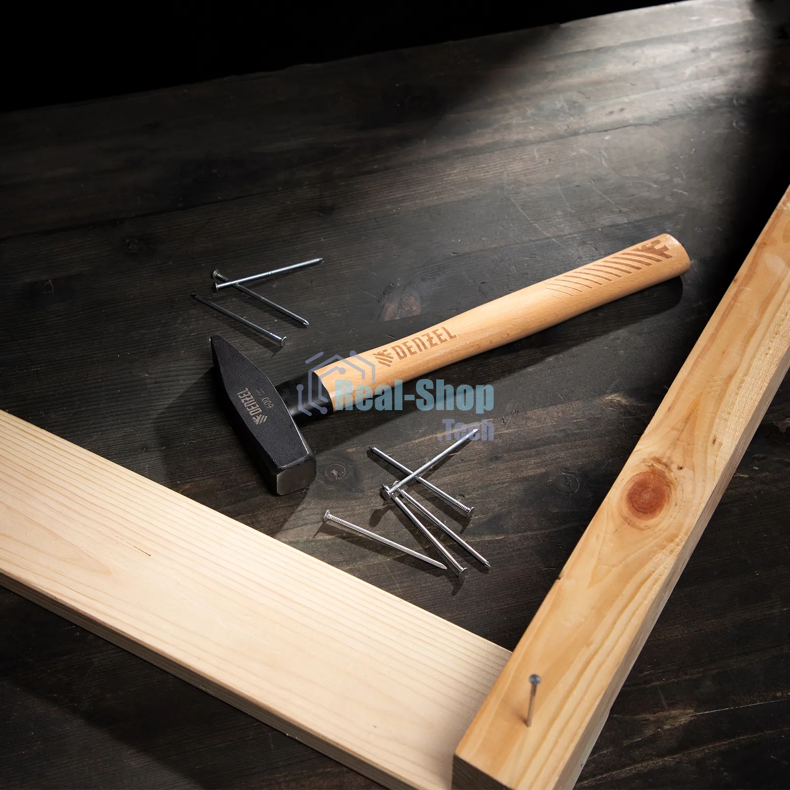 Молоток слесарный Denzel 600 г, кованый квадратный боек, буковая рукоятка