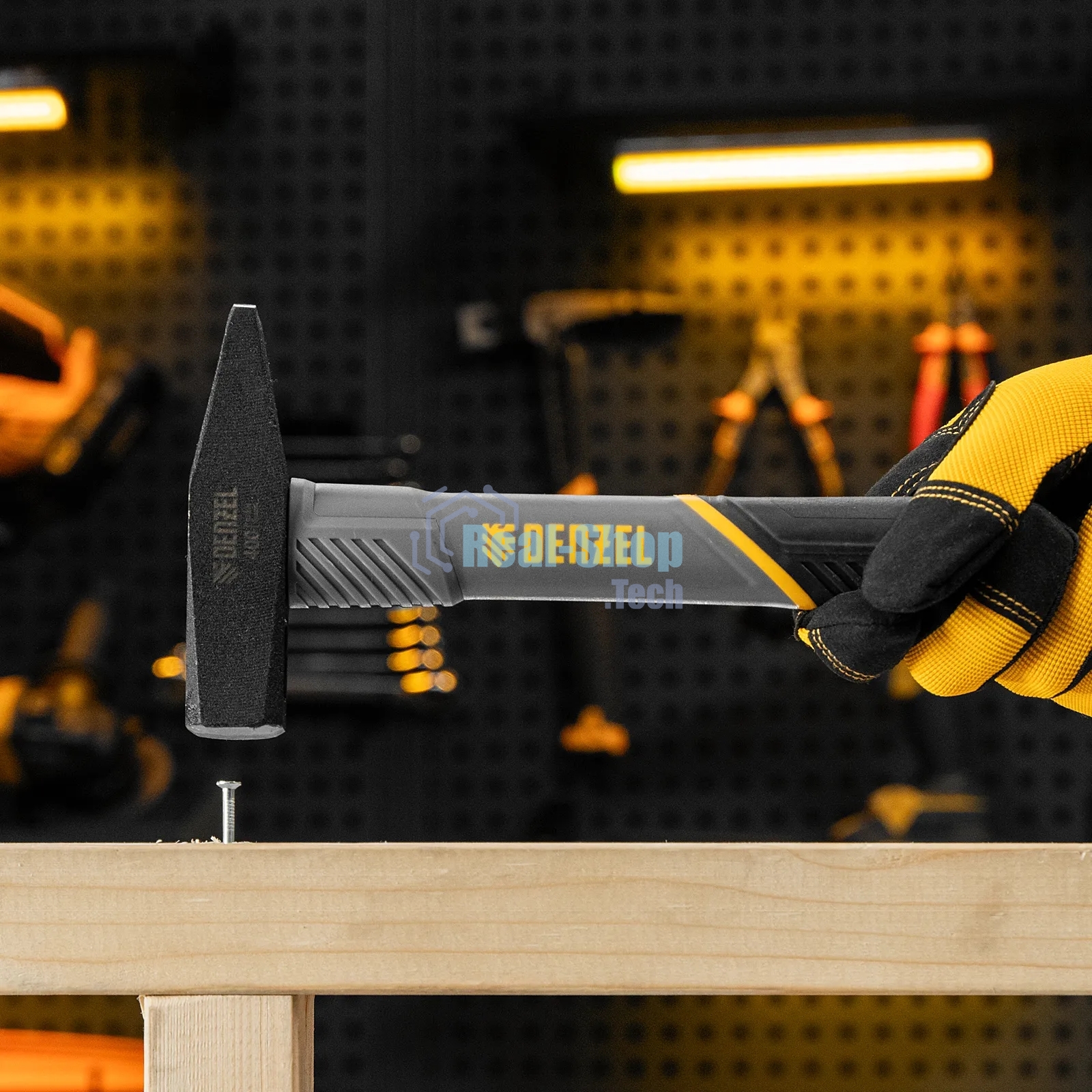 Молоток слесарный Denzel 400 г, кованый, фибергласовая рукоятка c TPR покрытием