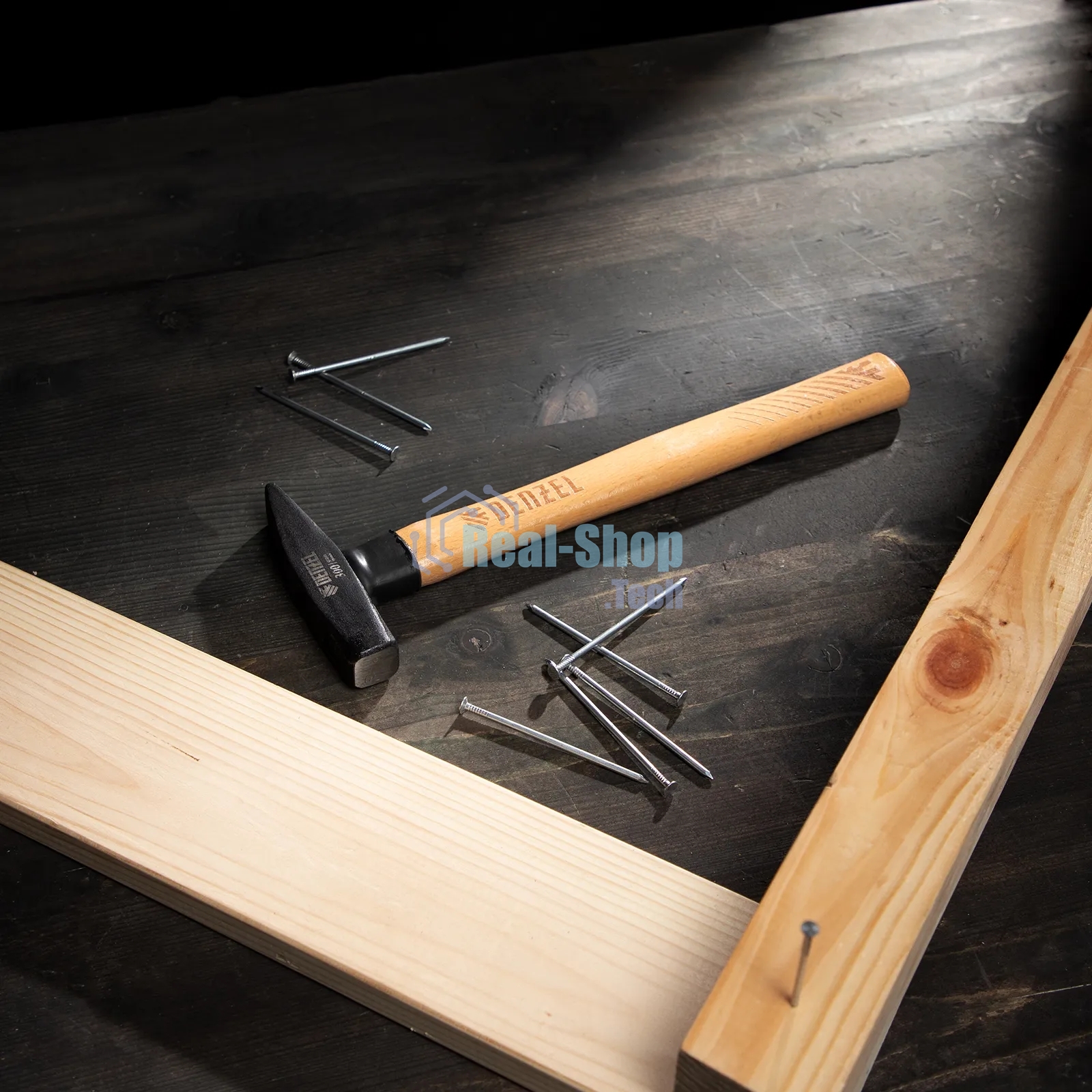 Молоток слесарный Denzel 300 г, кованый квадратный боек, буковая рукоятка