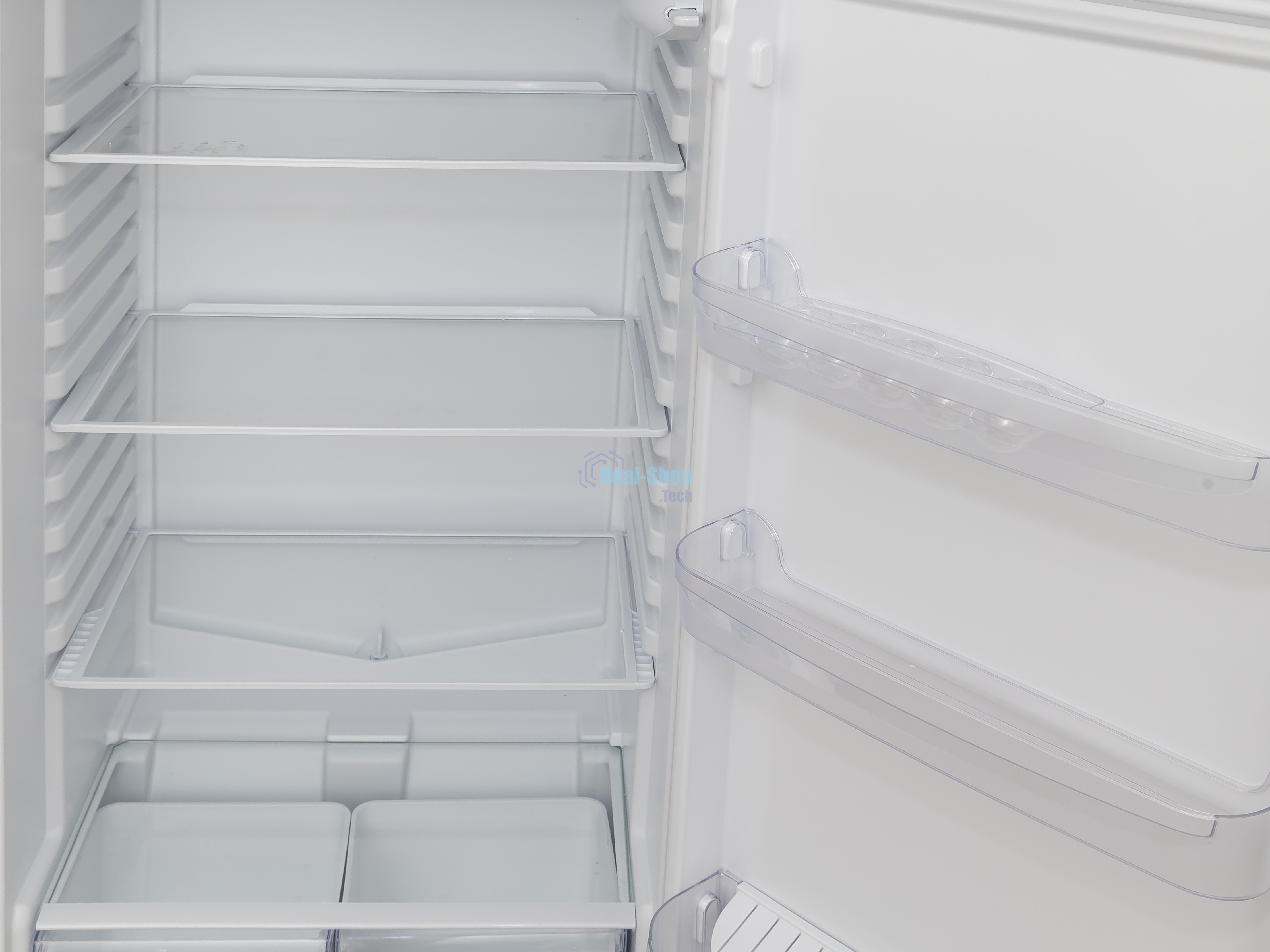 Холодильник Indesit TIA 16 E бежевый двухкамерный 245/51 л морозилка сверху, капельная система
