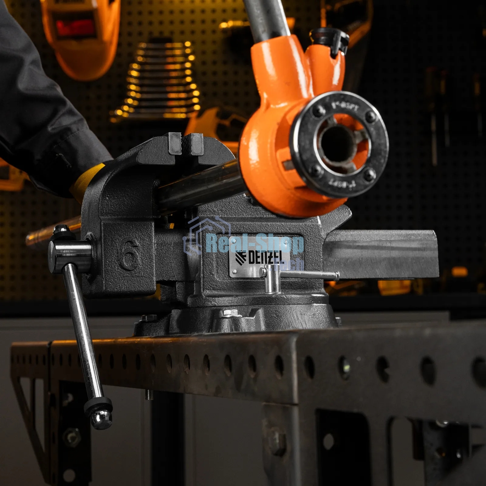 Тиски слесарные Denzel BVH-150 150 мм, поворотные, стальная направляющая, с наковальней