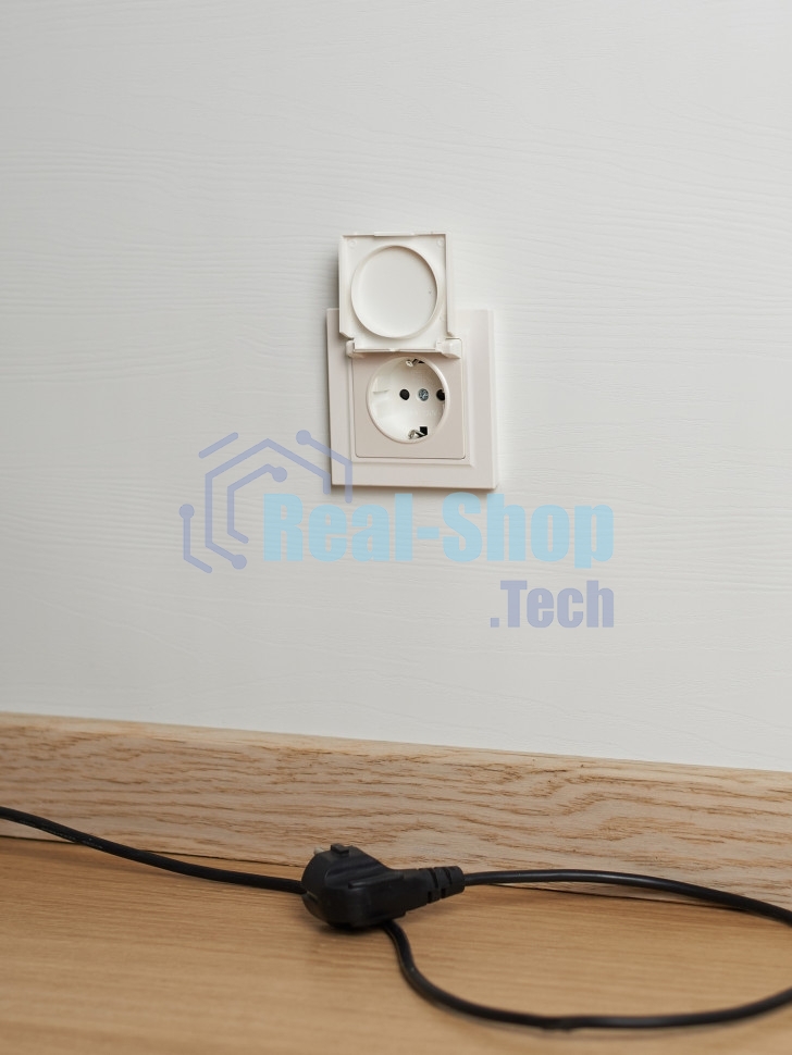 Розетка 1-местная IEK BRITE РСбш10-3-44-БрЖ с заземлением, с защитными шторками и крышкой, 16А, IP44 жемчуг