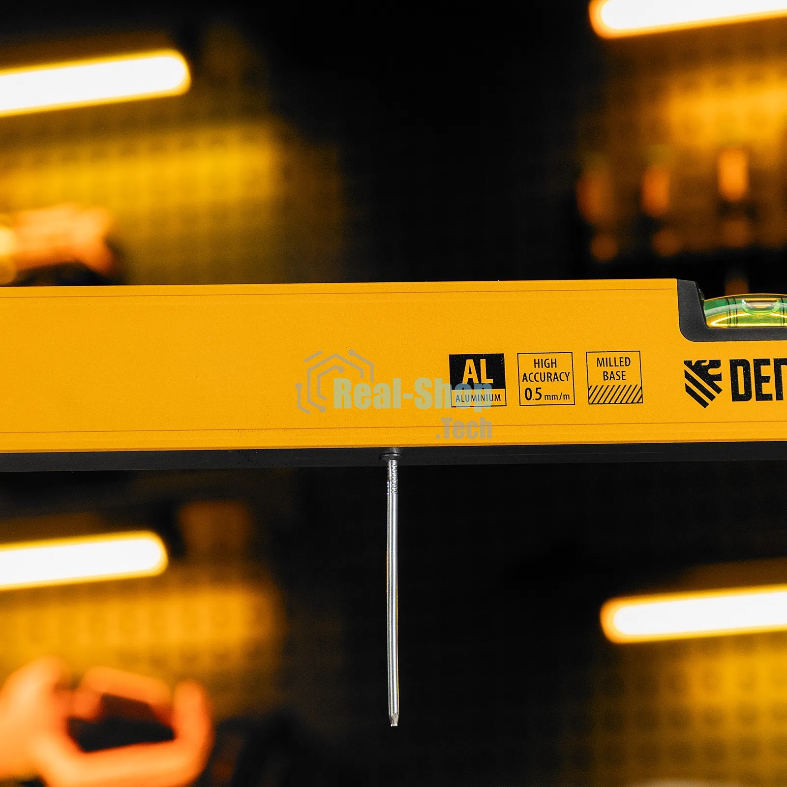 Уровень алюминиевый Denzel 33692 магнит., фрезерованный, 3 глазка (1 зеркал.), 0,5 мм/м, 800 мм