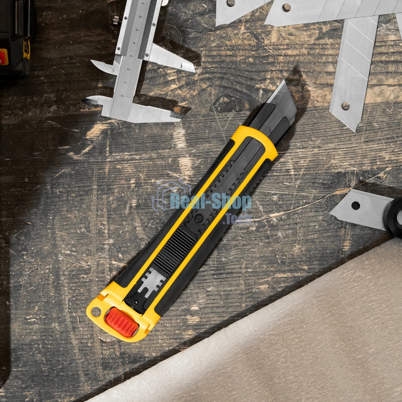 Нож Denzel 25 мм, сменное лезвие, SK4, корпус из ABS + TPR, торцевой зажим