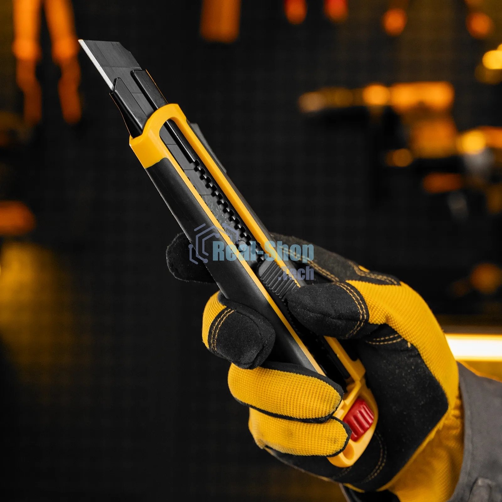 Нож Denzel 25 мм, сменное лезвие, SK4, корпус из ABS + TPR, торцевой зажим