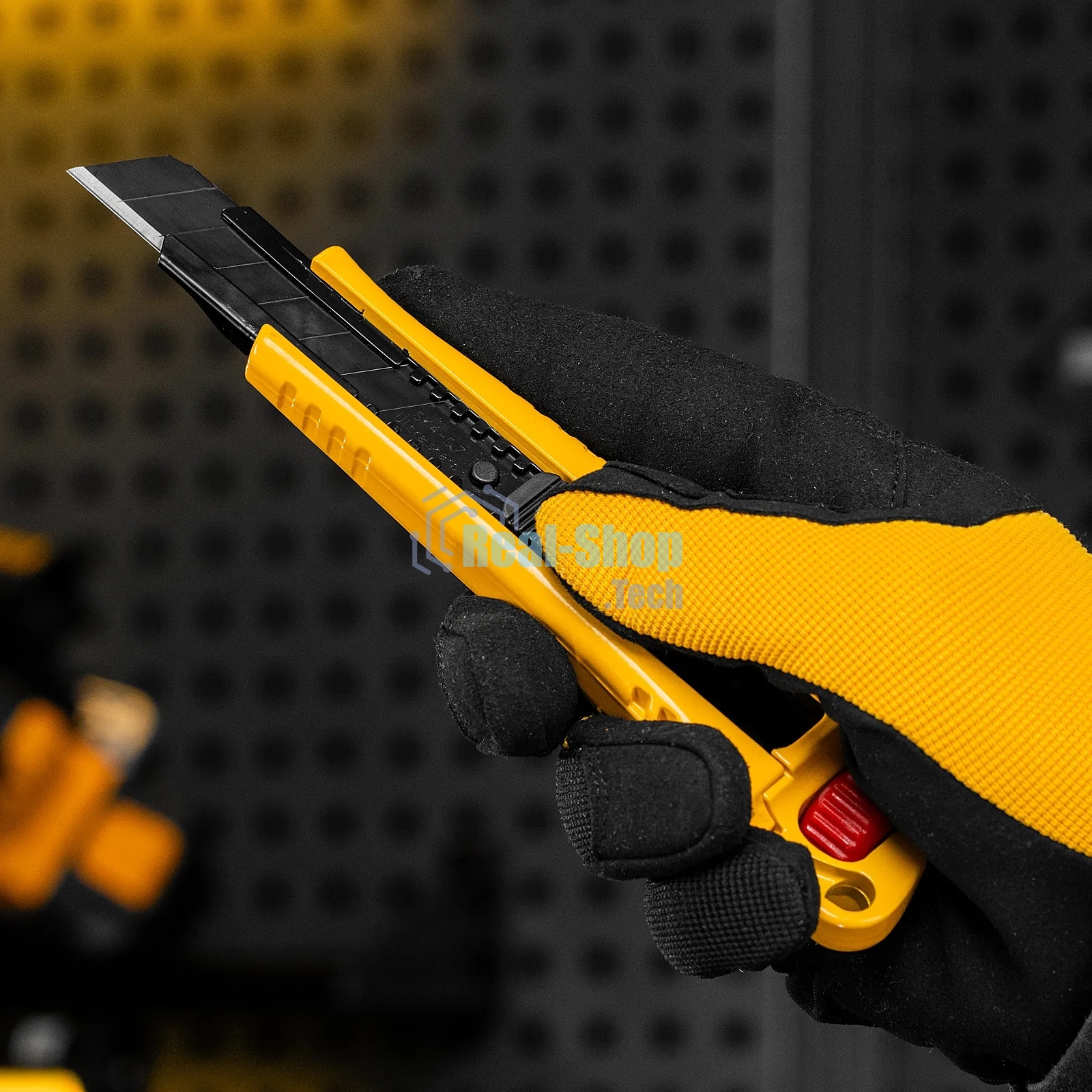 Нож Denzel 18 мм, сменное лезвие, SK4, корпус из цинкового сплава + TPR, торцевой зажим