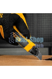 Нож Denzel 18 мм, сменное лезвие, SK4, корпус из цинкового сплава + TPR, торцевой зажим