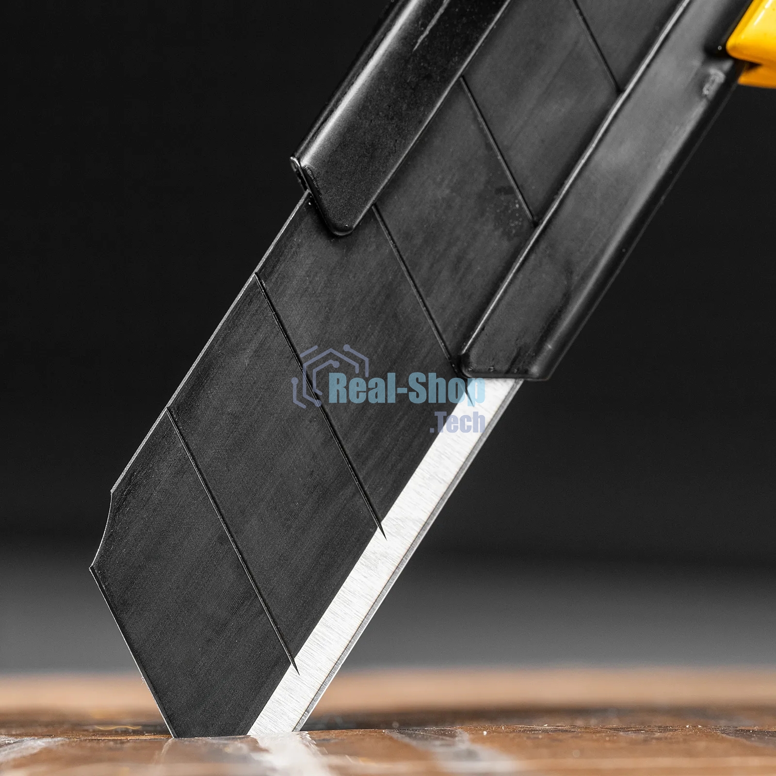 Нож Denzel 18 мм, сменное лезвие, SK4, корпус из цинкового сплава + TPR, торцевой зажим