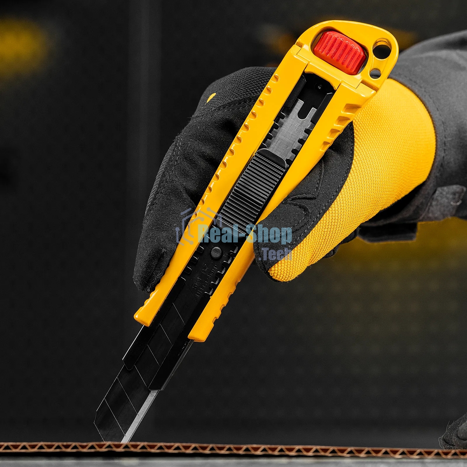 Нож Denzel 18 мм, сменное лезвие, SK4, корпус из цинкового сплава + TPR, торцевой зажим