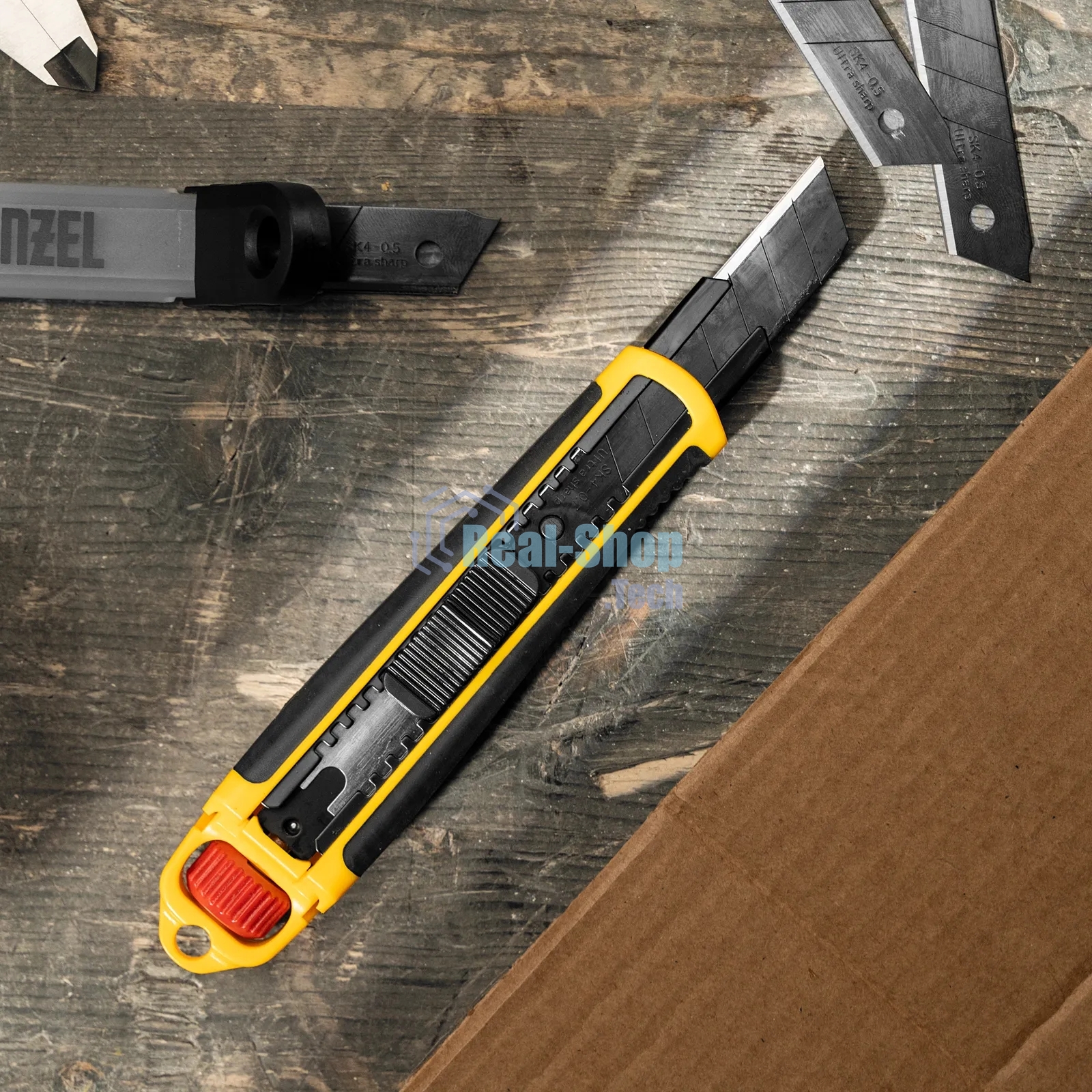 Нож Denzel 18 мм, сменное лезвие, SK4, корпус из ABS + TPR, торцевой зажим