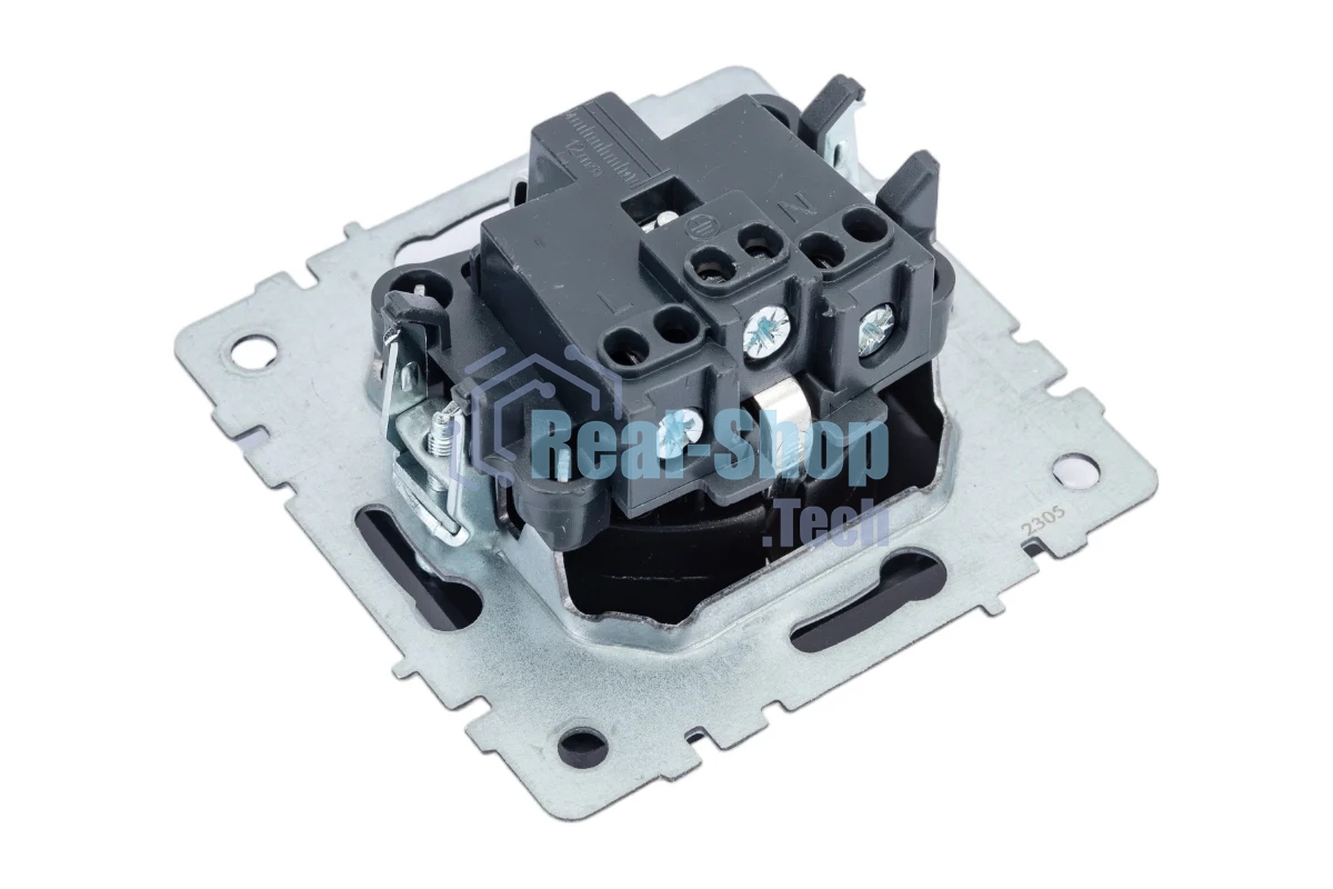 Розетка 1-местная IEK BRITE РС14-1-0-БрЧ (BR-R14-16-K02) с заземлением, с защитными шторками, 16А, черный