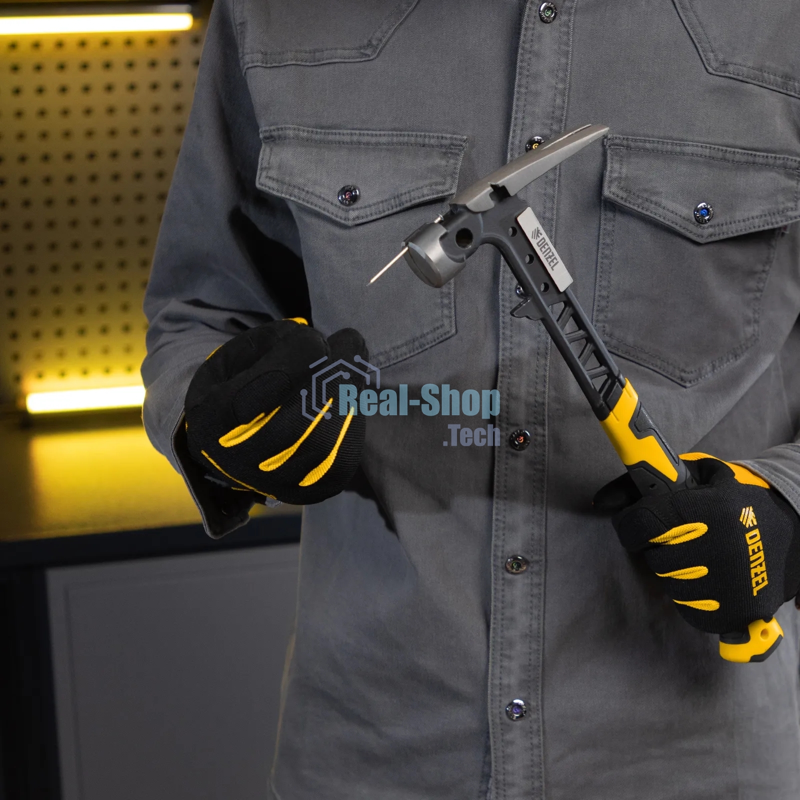 Молоток строительный Denzel 450 г, цельнокованый, боек с магнитом, двухкомп. обрезин. рук-ка