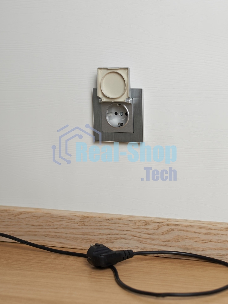 Розетка 1-местная IEK BRITE РСбш10-3-БрА (BR-R16-16-K47) с заземлением, с защитными шторками и крышкой, 16А IP20, алюминий