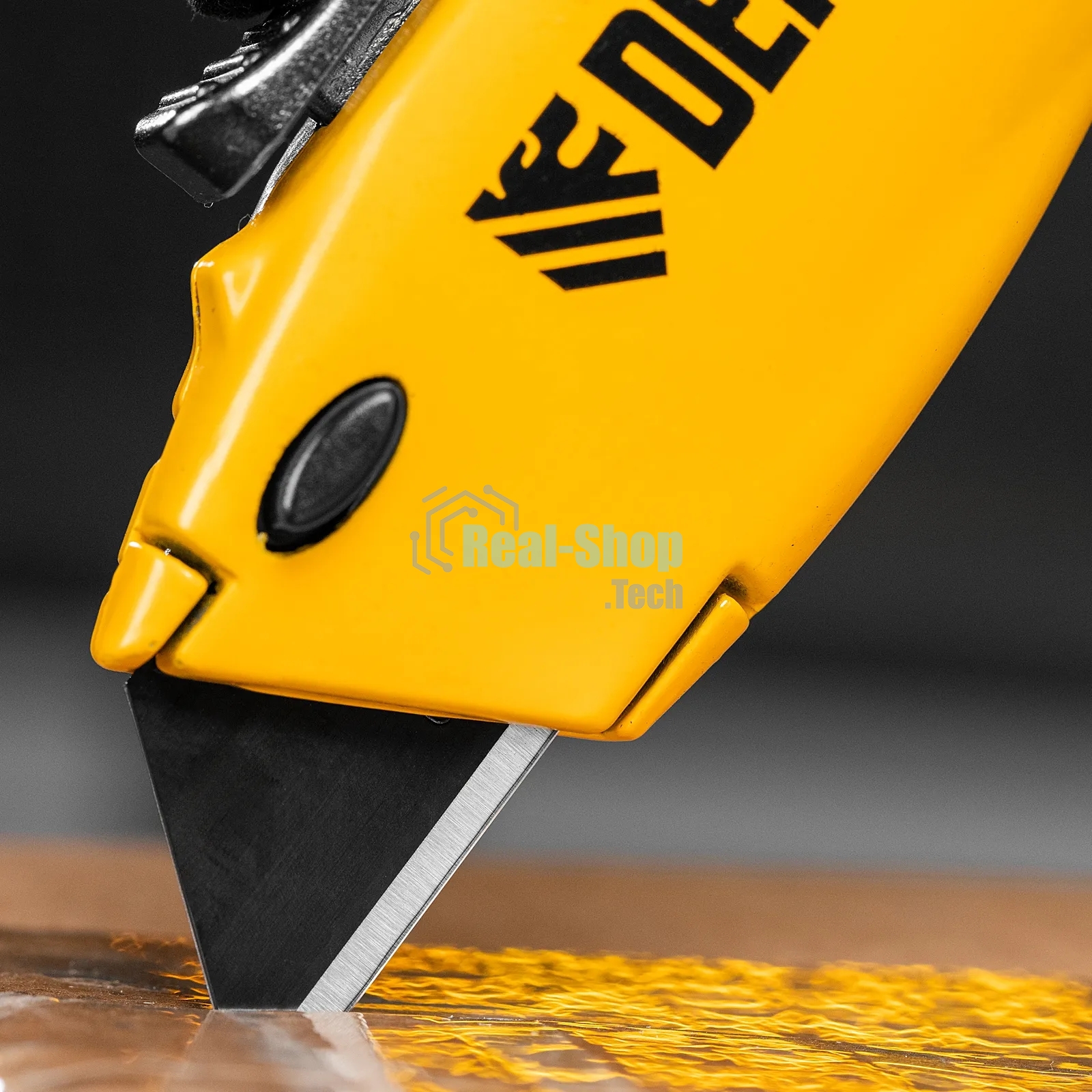 Нож строительный Denzel 19 мм, сменное трапециевидное лезвие, SK4, алюминиевый корпус, торцевой зажим