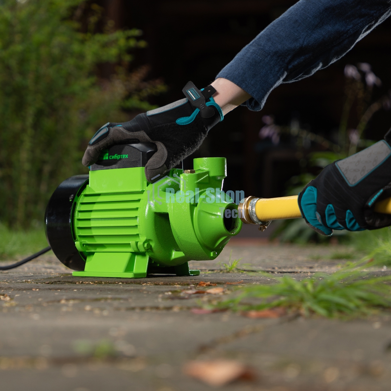Садовый поверхностный насос Сибртех СПН700-Ч 700 Вт напор 50 м 3000 л/ч чугун