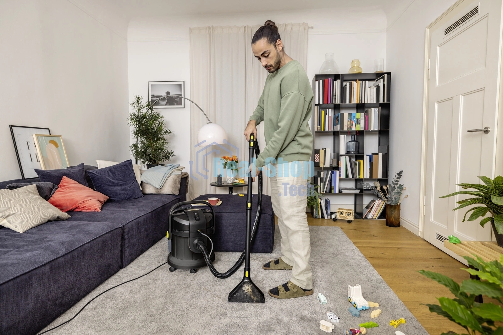 Пылесос моющий Karcher SE 4 черный, 1000 Вт, уборка влажная/сухая, пылесборник контейнер 4 л