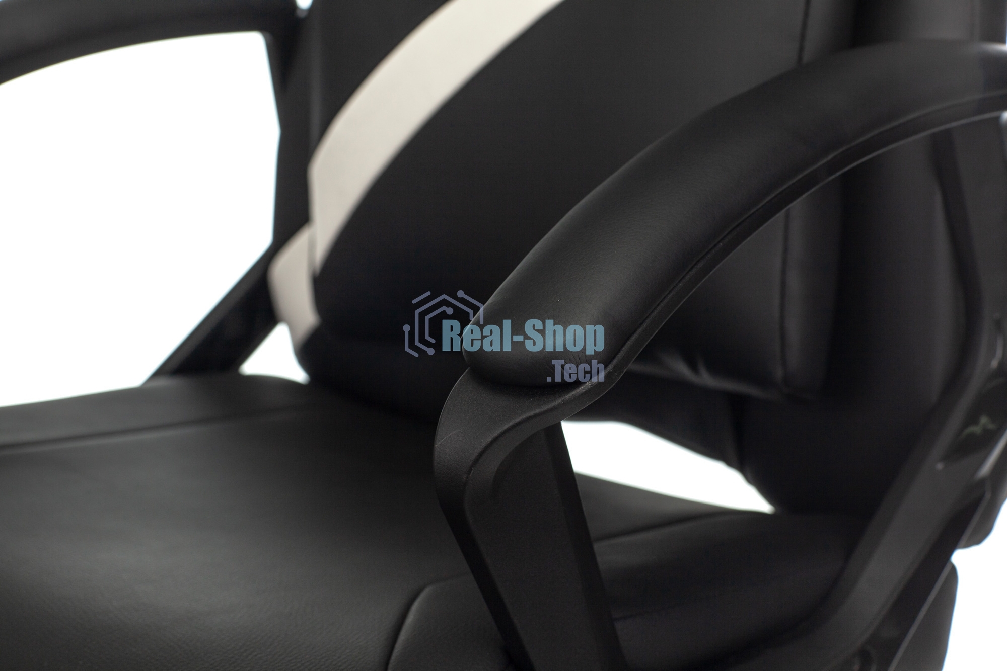 Кресло игровое Zombie DRIVER черный/белый, искусственная кожа, с подголов. крестовина пластик