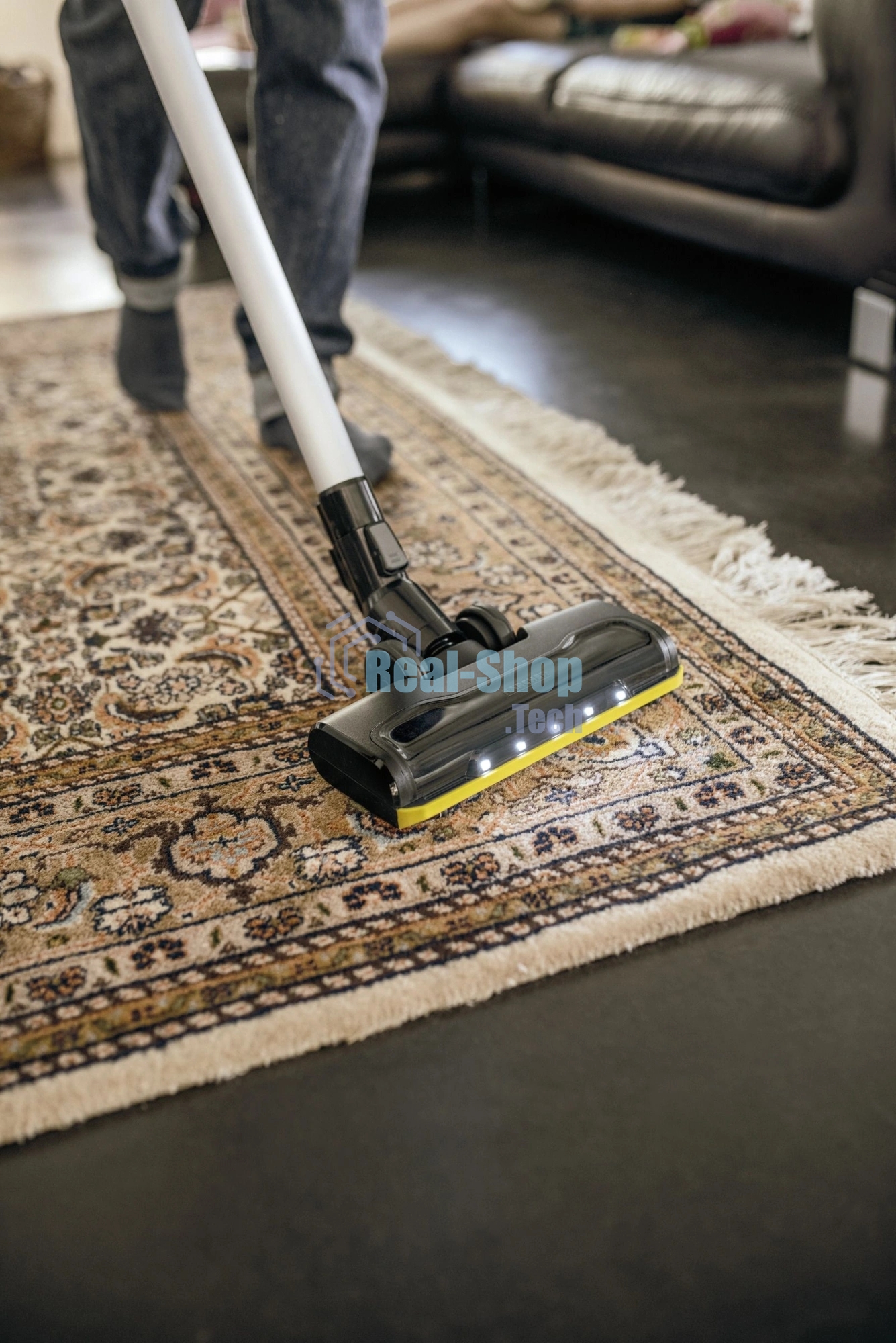 Пылесос вертикальный Karcher VC 6 Cordless ourFamily Car черный/белый, питание от аккумулятора, 250 Вт, уборка сухая, пылесборник 0.8 л, работа от АКБ max 50 мин