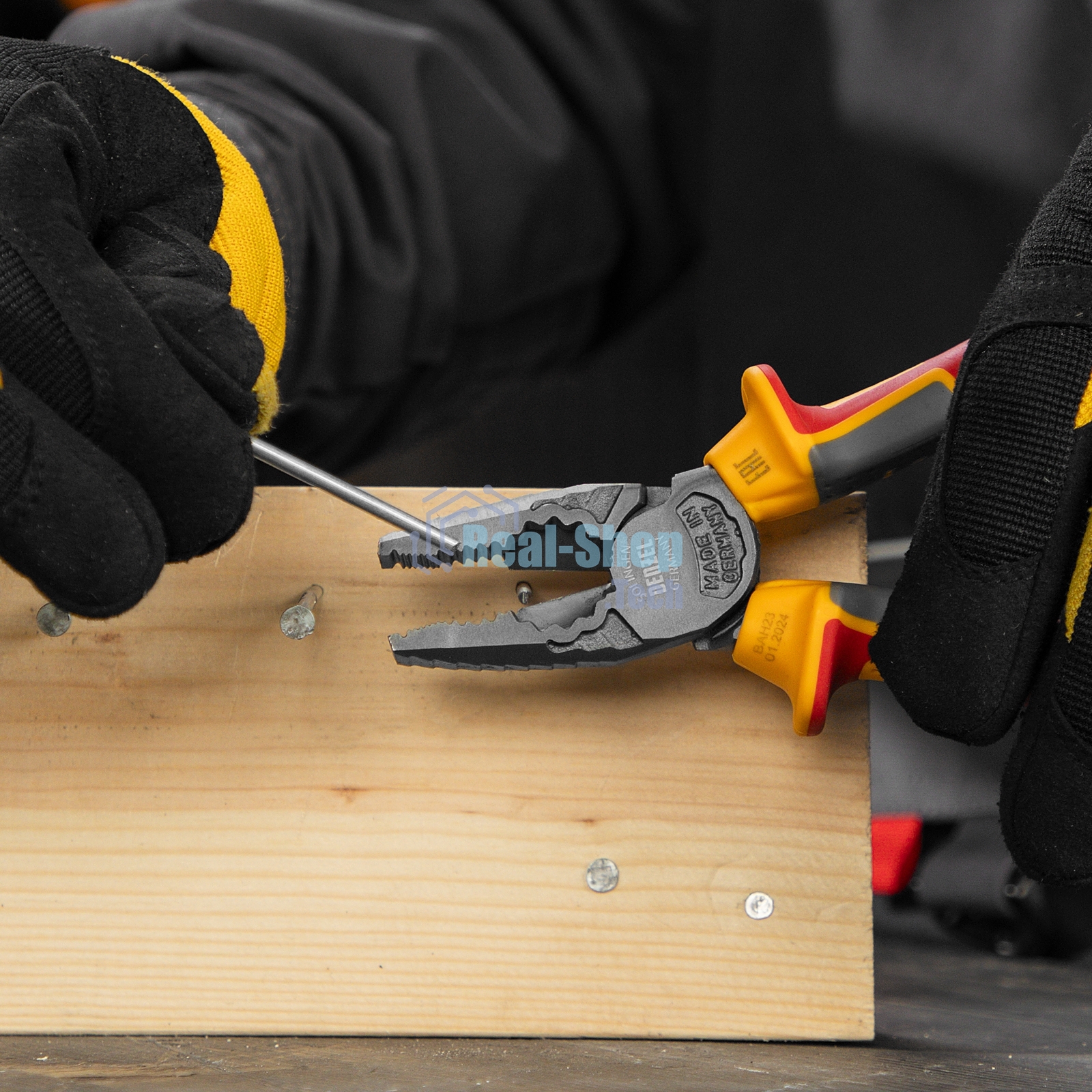 Плоскогубцы комбинированные Denzel диэлектрические трехкомпонентные рукоятки до 1000 В, 180 мм