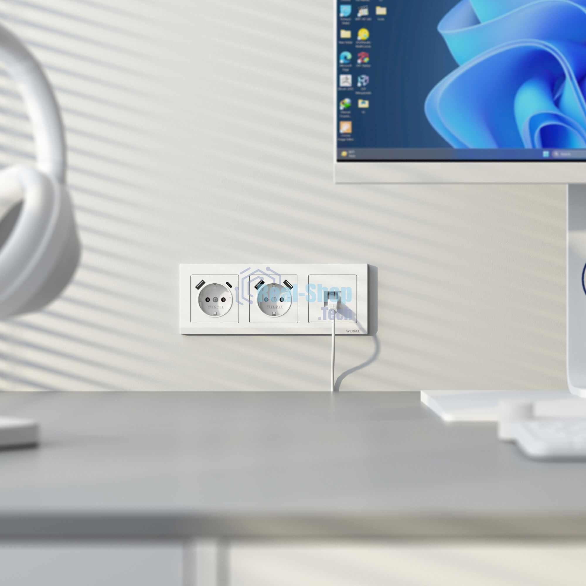 Розетка с заземлением, шторками и USB тип A+C (белый матовый)