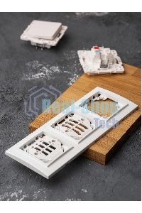 Рамка 3-местная Минск горизонтальная белая EKF Basic