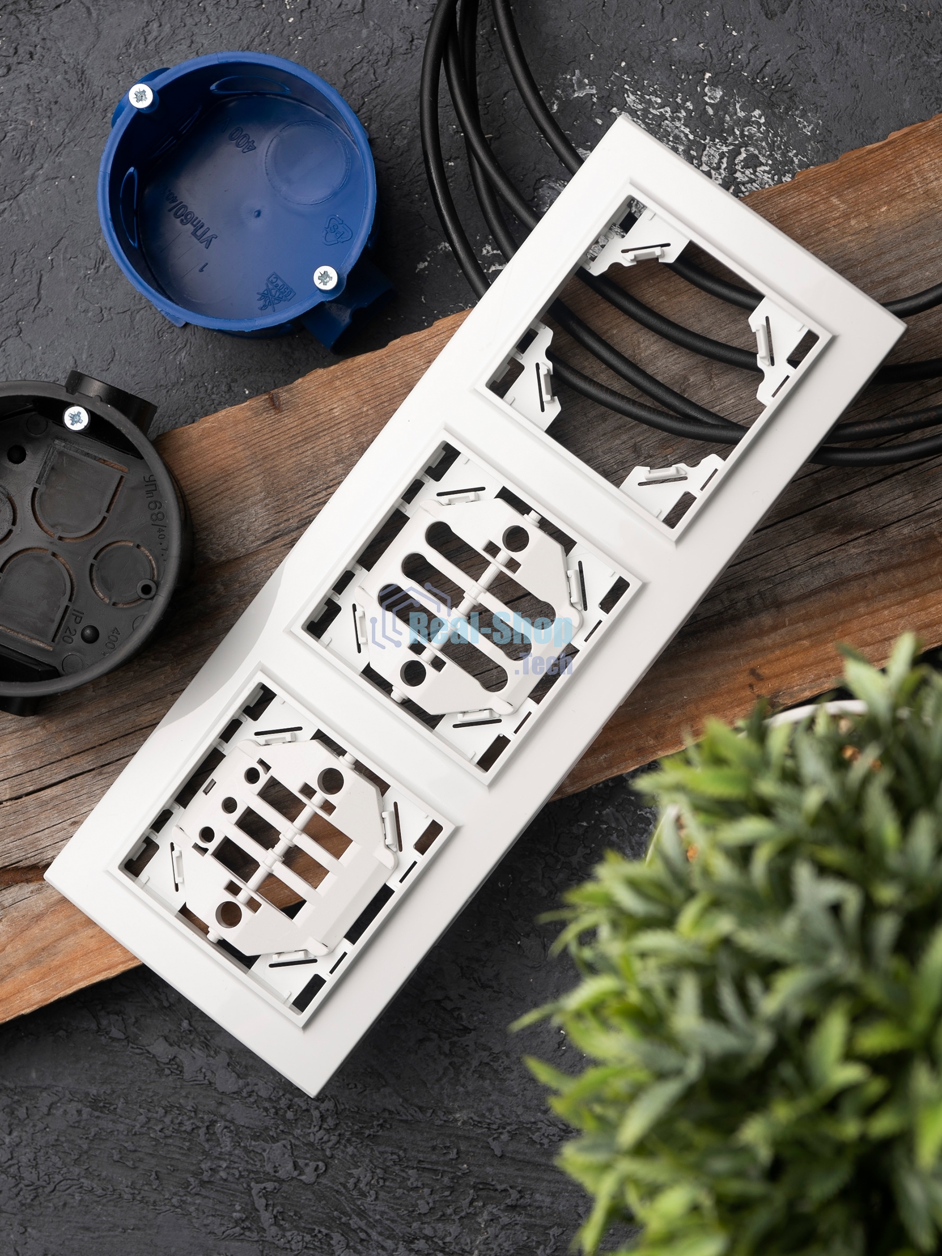 Рамка 3-местная Минск горизонтальная белая EKF Basic