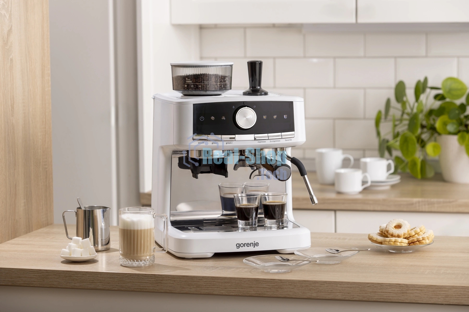 Кофеварка рожковая Gorenje GSACM20W 1550Вт белый/черный